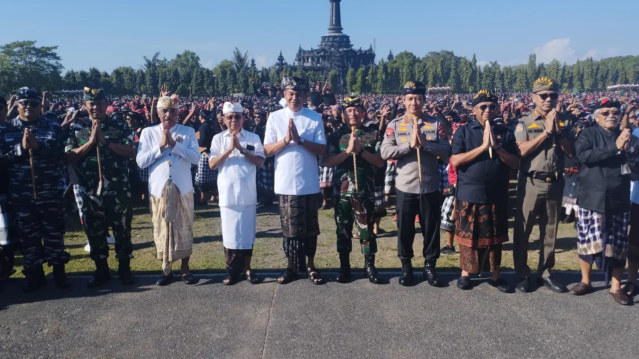 Ribuan pecalang dari seluruh Bali memadati Lapangan Puputan Niti Mandala Renon, Denpasar