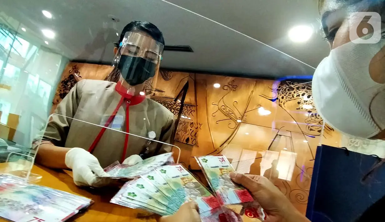 Teller menunjukkan uang tunai pecahan Rp75 ribu di Kantor Cabang Bank BTN Jakarta Harmoni, di Jakarta. Bank BTN mengalokasikan likuiditas dana senilai Rp13,4 triliun untuk memenuhi kebutuhan uang tunai nasabah perseroan pada Idul Fitri 1442 H selama 10 hari mulai 8-17 Mei. (Liputan6.com/HO/BTN)