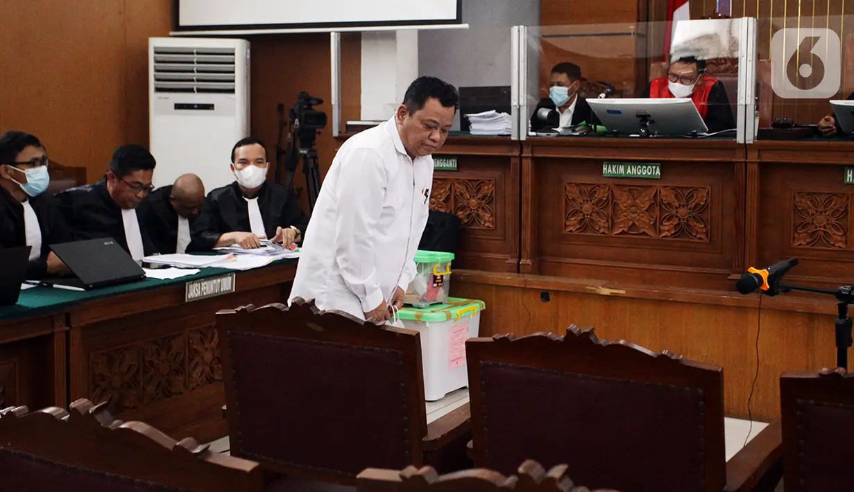Kuat Ma'ruf menjalani sidang lanjutan kasus pembunuhan berencana terhadap Nofriansyah Yosua Hutabarat atau Brigadir J di Pengadilan Negeri Jakarta Selatan, Senin (21/11/2022). Dalam sidang tersebut Jaksa Penuntut Umum (JPU) Kejaksaan Negeri Jakarta Selatan menghadirkan 11 orang saksi, sembilan di antaranya merupakan anggota Polri dan dua sisanya karyawan swasta. (Liputan6.com/Johan Tallo)