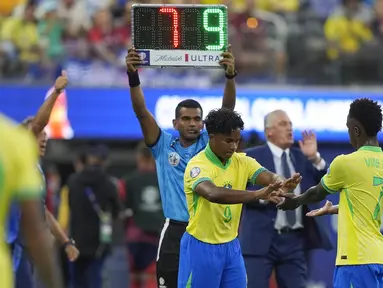 Pemain muda Brasil, Endrick (kiri) menggantikan Vinicius Junior saat laga Grup D Copa America 2024 melawan Kosta Rika di SoFi Stadium, Inglewood, California, Selasa (25/06/2024) WIB. (AP Photo/Ryan Sun)