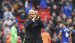Manajer Liverpool, Arne Slot, memberi aplaus kepada para pendukung usai pertandingan Liga Inggris melawan Everton di Stadion Anfield, Liverpool, Inggris, Sabtu, 20 September 2025. (AP Photo/Rui Vieira)