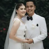Anthony Ginting dan Mitzi Abigail resmi menikah. Penampilannya begitu anggun dalam busan bernuansa monokrom, hitam dan putih. [Foto: Instagram/ Anthony Ginting]