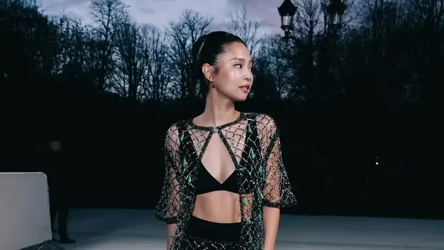 Jennie BLACKPINK Curi Atensi di Chanel Show Paris Fashion Week, Tampil Berani dengan Bra dan Beaded Net Cardigan
