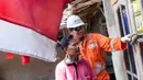 Petugas PT Perusahaan Gas Negara (PGN) memberi pemahaman pada warga saat memeriksa jaringan gas bumi di kawasan Cibinong, Bogor, Jabar, Jumat (14/12). Selama 2018, sebanyak 5.120 jargas baru tersebar di Kabupaten Bogor. (Liputan6.com/Immanuel Antonius)