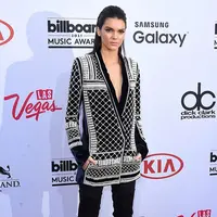 Penampilan Kendall Jenner di ajang Billboard Music Awards 2015 (via dailymail.co.uk)