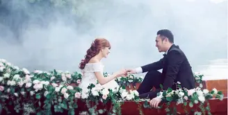 Presenter dan pemeran Gilang Dirga akan melepas masa lajang dengan kekasihnya Adiezty Fersa alias Adiez. Berdasarkan undangan yang beredar, pasangan ini akan menikah pada Minggu, 18 September. (dok. Instagram/gilangdirga)