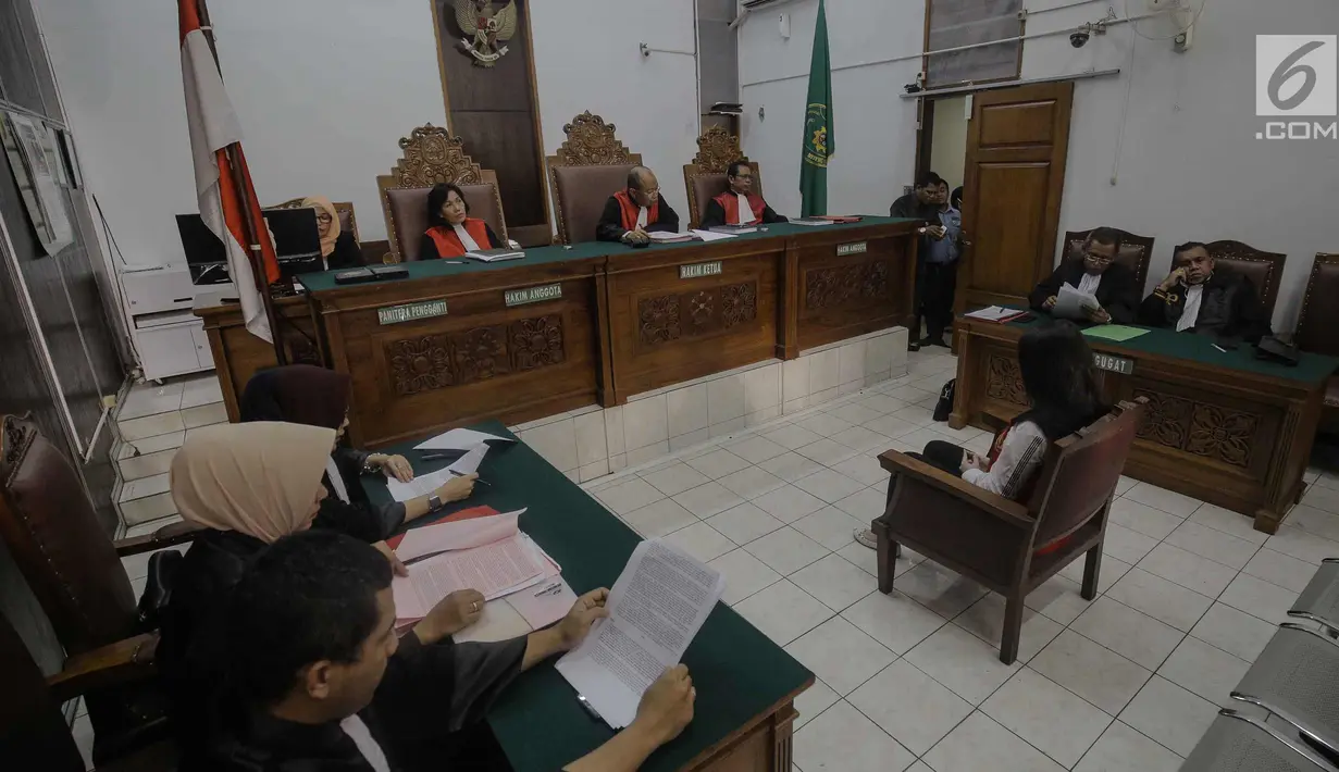 Suasana sidang perdana penyalahgunaan narkoba aktris Jeniffer Dunn di PN Jakarta Selatan, Kamis (5/4). Jennifer Dunn ditangkap di kediamannya di kawasan Pela Mampang, Jakarta Selatan, 31 Desember 2017 sekitar pukul 16.30 WIB. (Liputan6.com/Faizal Fanani)