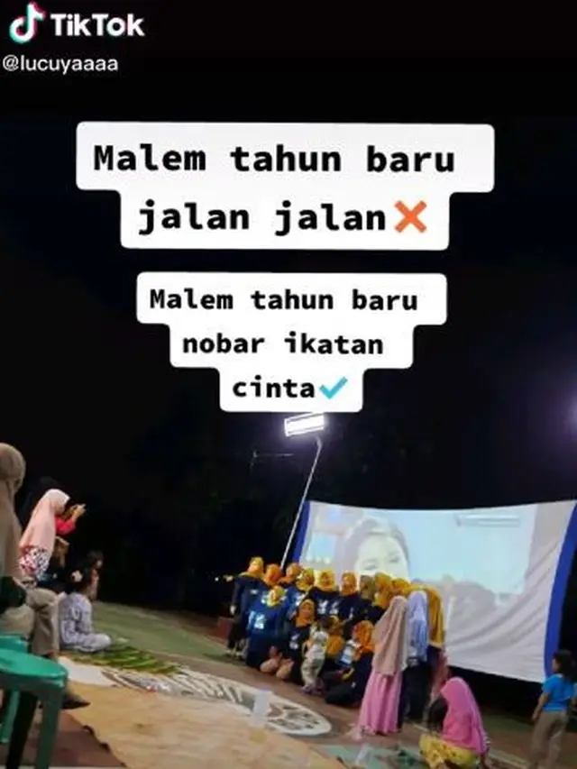 6 Potret Emak-Emak Nonton Bareng Sinetron Ini Heboh Banget