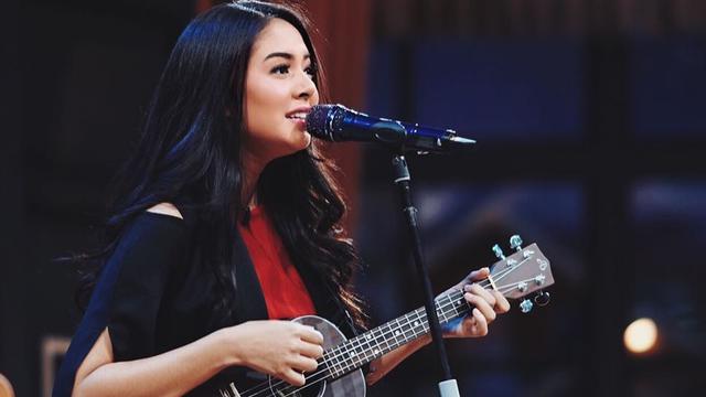 7 Gaya Aurelie Moeremans saat Main Ukulele, Cantik Bertalenta