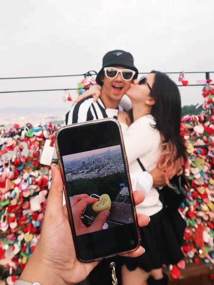 Potret Cantik Felicya Angelista Cari Gembok Cinta di Korea Selatan, Dikira Idol KPop dengan Rambut Dua Warna