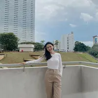 Sarah Manzel sering memakai pakaian yang santai, cocok untuk kamu jadikan inspirasi