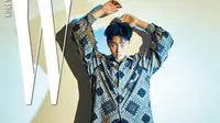 Kwon Hyun Bin juga pernah gunakan batik saat menjadi cover majalah. Ia menghiasi cover majalah tersebut dengan batik lengan panjang dengan paduan celana hitam dan sepatu coklat. (Liputan6.com/IG/@komurola)