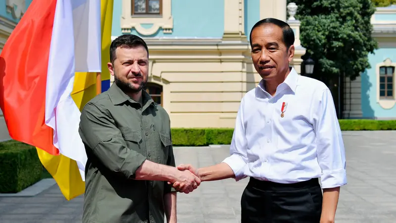 FOTO: Presiden Jokowi Disambut Presiden Zelenskyy di Istana Maryinsky