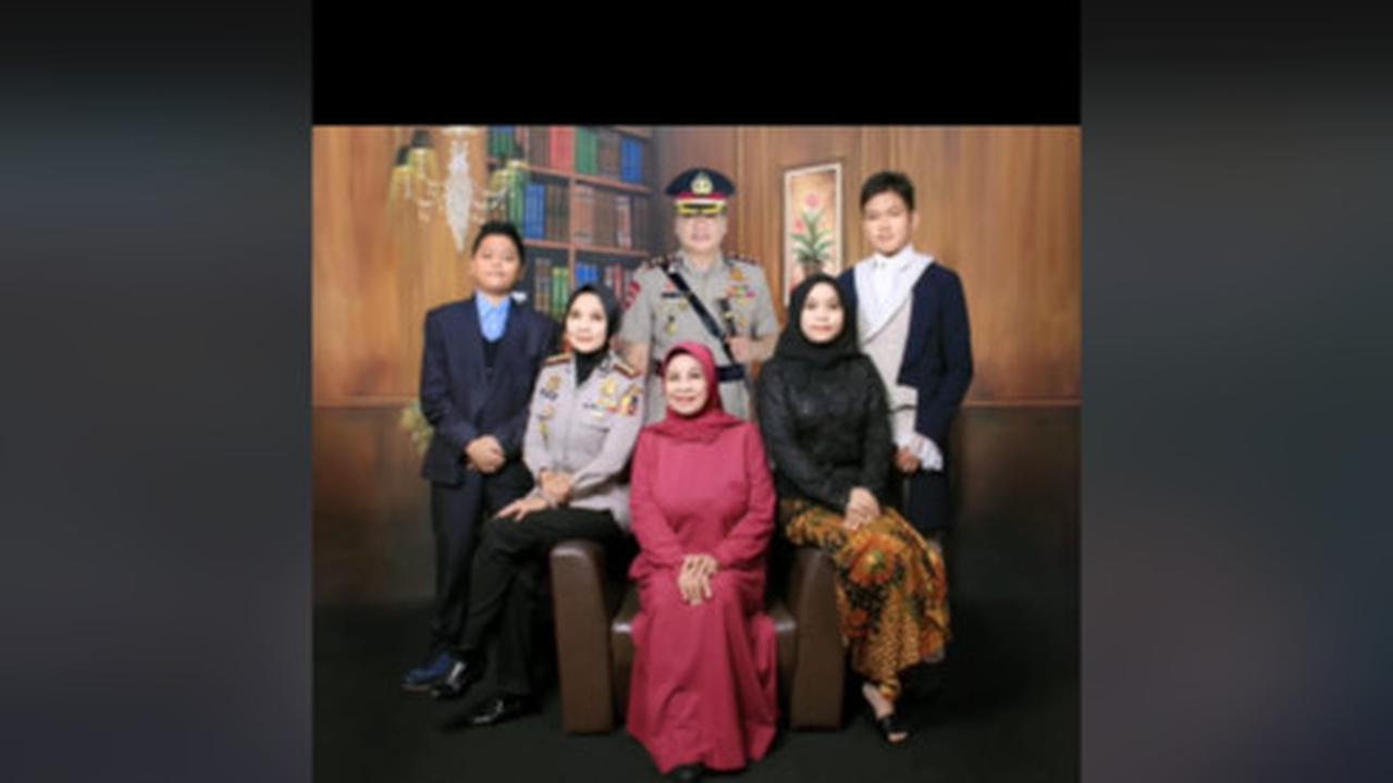Sama-sama berprofesi di lingkungan Polri, keduanya berhasil membuktikan bahwa mereka mampu berkembang bersama menciptakan prestasi bagi keluarga. <br>
