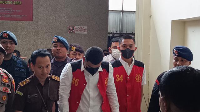 Pengadilan Negeri Jakarta Selatan menggelar sidang perdana perkara penganiayaan David Ozora dengan tersangka Mario Dandy Satrio (20) dan Shane Lukas (19). Keduanya kini telah tiba di PN Jakarta Selatan, Selasa (6/6/2023). (Rahmat Baihaqi/Merdeka.com)