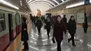 Orang-orang berjalan di peron saat tiba di stasiun kereta bawah tanah Kaesong di Pyongyang, Korea Utara (23/11/2019). Stasiun ini  memperbaharui tanda-tanda LED yang menunjukkan informasi kereta dan cuaca lokal. (AP Photo/Dita Alangkara)