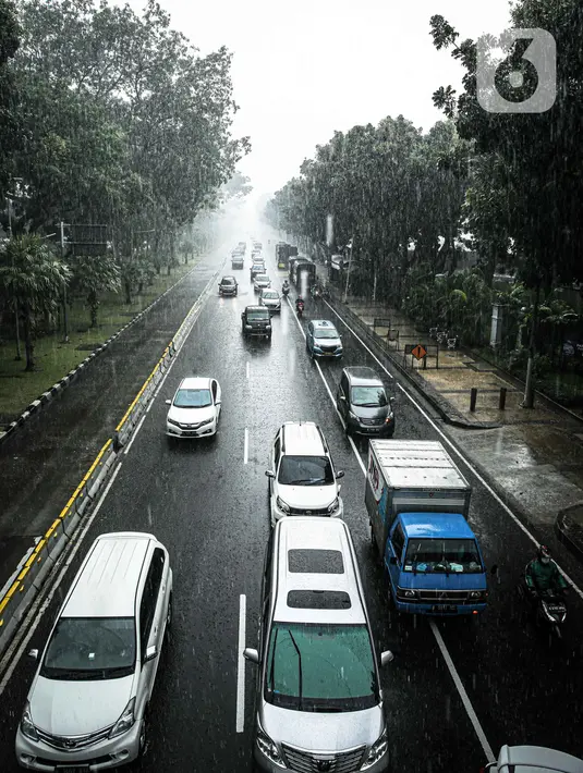 Sejumlah kendaraan melintas saat hujan deras megguyur kawasan Patung Kuda, Jakarta, Kamis (21/10/2021). Memasuki musim hujan, warga Jakarta diharapkan mewaspadai terjadinya banjir dan dampak kemacetan yang akan makin parah karena genangan air di badan jalan. (Liputan6.com/Faizal Fanani)