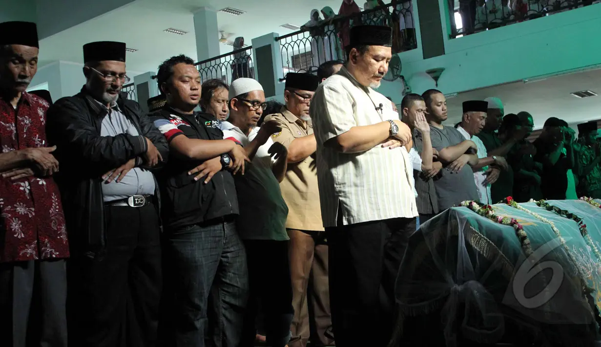 Jenazah komedian Pepeng disalatkan di Masjid Baiturrahman, yang lokasinya tak jauh dari komplek perumahan Bumi Pusaka Cinere, Depok, Jawa Barat, Rabu (6/5/2015). Rencananya Pepeng akan dimakamkan di TPU Jelupang, BSD, Serpong. (Liputan6.com/Helmi Afandi)