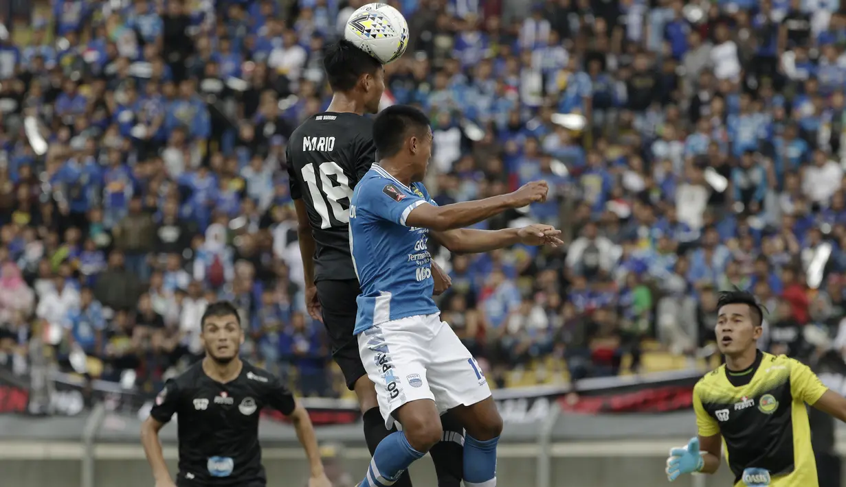 Gelandang Persib Bandung, Febri Hariyadi, duel udara dengan, bek TIRA Persikabo, Vava Mario, pada laga Piala Presiden 2019 di Stadion Si Jalak Harupat, Bandung, Sabtu (2/3). Persib kalah 1-2 dari TIRA. (Bola.com/Yoppy Renato)