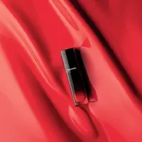 Rouge Allure Laque, perona bibir ekstra kilap yang mewah dan nyaman.