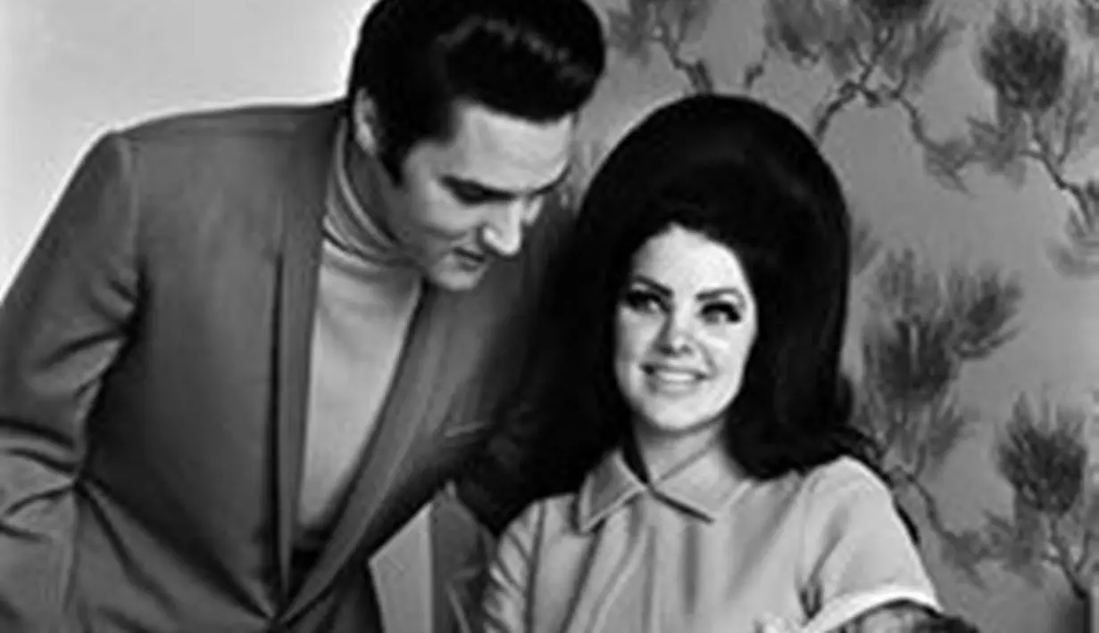 Popularitas Elvis Presley memang memiliki daya tarik yang kuat bagi seluruh penggemarnya. Pricilia Wagner salah satunya, di usia 15tahun dirinya begitu kagum dengan sosok Elvis. Akhirnya mereka  menikah telah 8 tahun pacaran. (pinterest/Bintang.com)