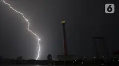 Kilatan petir menyambar di kawasan Monas, saat hujan yang disertai angin mengguyur Jakarta, Sabtu (21/12/2019),Malam. BMKG mengingatkan agar waspada terhadap potensi hujan deras yang disertai petir diprediksi akan terjadi dalam beberapa hari kedepan. (merdeka.com/Imam Buhori)