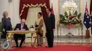 Perdana Menteri Australia  Malcolm Turnbull mengisi buku tamu di Istana Merdeka, Jakarta, Kamis (12/11). Kedatangan Turnbull ke Indonesia dalam rangka memperbaiki hubungan diplomatik dan ekonomi. (Liputan6.com/Faizal Fanani)