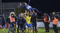 Pemain-pemain tim nasional U-21 Swedia mengagkat pelatih Hakan Ericon, setelah mengalahkan Prancis 4-1, pada laga kualifikasi Piala Eropa U-21, di Orjans Vall Stadium, Halmstad, 14 Oktober 2014. (AFP PHOTO / JONATHAN NACKSTRAND)