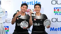 Ganda putra Indonesia Angga Pratama/Ricky Karanda Suwardi juara OUE Singapore Open 2015 usai mengalahkan pasangan Tiongkok, Fu Haifeng/Zhang Nan (Humas PP PBSI)