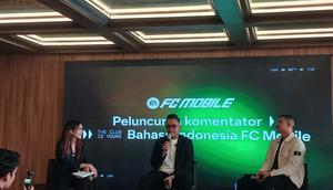 Valentino Simanjuntak (tengah) dalam acara Peluncuran komentator Bahasa Indonesia FC Mobile di Jakarta, Kamis (18/12/2025). (Bola.com/Hery Kurniawan.