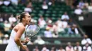 Petenis Belarusia Aryna Sabalenka merayakan kemenangan satu poin melawan Ekaterina Alexandrova dari Rusia selama pertandingan tenis tunggal putri putaran keempat Kejuaraan Wimbledon 2023 di The All England Tennis Club di Wimbledon, London barat daya, pada 10 Juli 2023. (SEBASTIEN BOZON / AFP)
