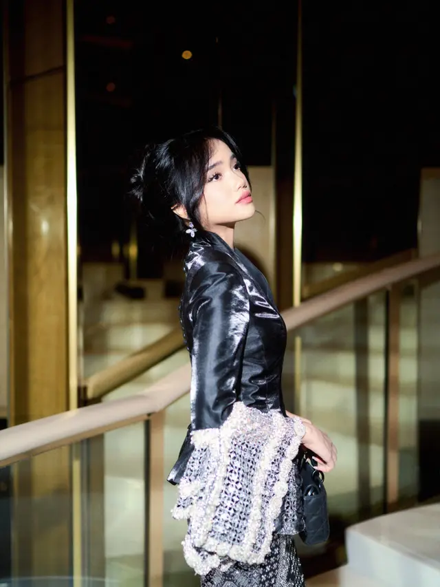 Pesona Woman in Black Fuji Utami, Padukan Wastra dengan Tas Dior