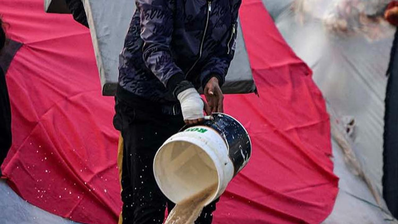 Tak sedikit tenda pengungsi yang turut terendam genangan banjir.