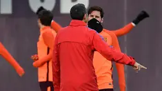 Penyerang Barcelona, Lionel Messi berbincang dengan pelatih Ernesto Valverde saat latihan di Joan Gamper Sports Center di Sant Joan Despi, Spanyol (13/3). Barcelona akan melawan Chelsea pada leg kedua babak 16 besar Liga Champions. (AFP Photo/Lluis Gene)