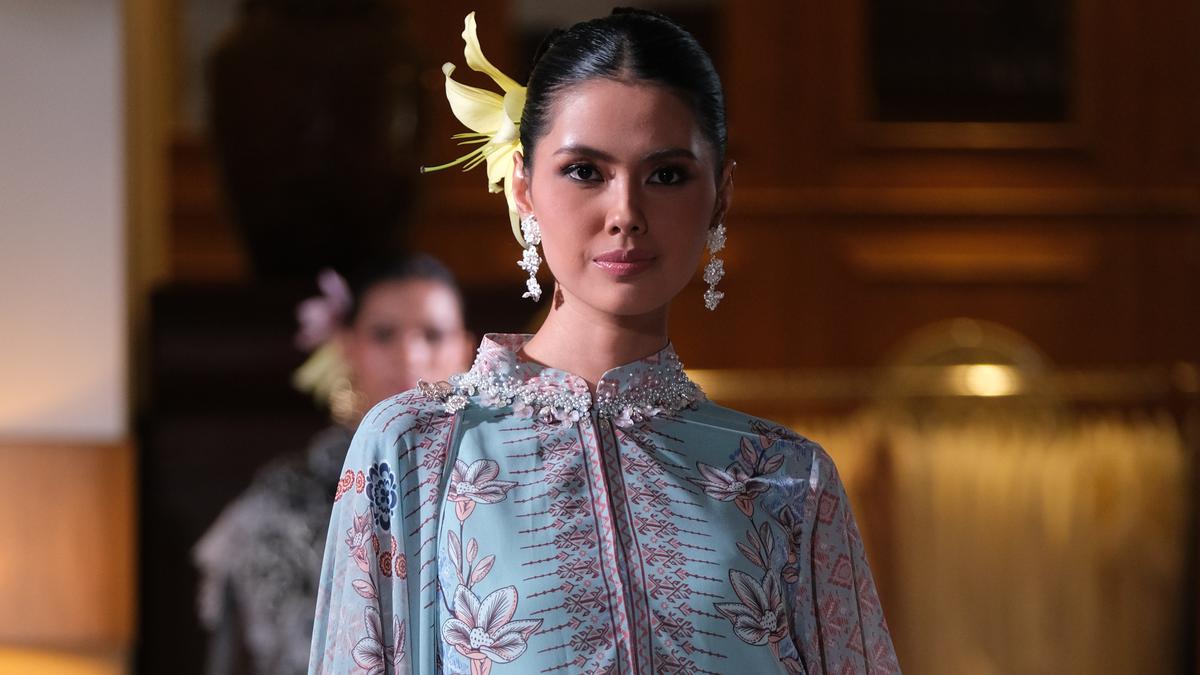 Koleksi Baju Lebaran Karya Denny Wirawan yang Motifnya Terinspirasi Songket Palembang