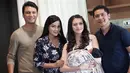 Pasangan selebriti Donita dan Adi Nugroho kembali dikruniai anak kedua pada 11 Januari 2018 lalu. Turut merasakan bahagia, Titi Kamal dan Christian Sugiono pun datang dan menjenguk bayi mungil tersebut. (Instagram/donitabhubiy)
