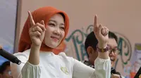 Cantik dan anggun pesona Ibu Cinta di sebuah acara. Ibu Cinta terlihat mengenakan atasan blouse putih dengan sematan bros emas, dipadunya mengenakan rok batik yang serasi dengan hijab oranye polosnya. [Foto: Instagram/ataliapr]