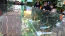 Pengunjung mendapat penjelasan mengenai hunian saat pameran Indonesia Properti Expo di Jakarta Convention Centre, Jakarta, Minggu (15/5/2022). Indonesia Property Expo atau IPEX 2022 dilaksanakan pada 15 hingga 22 Mei mendatang. Pameran tersebut melibatkan  41 developer/pengembang yang terdiri dari 11 pengembang subsidi dan 30 pengembang non subsidi. (Liputan6.com/Johan Tallo)