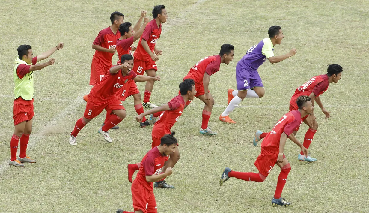 Pemain UMM Malang melakukan selebrasi usai menaklukkan Unitomo Surabaya pada laga Torabika Campus Cup 2017 di Stadion Universitas Negeri Malang, Rabu, (01/11/2017). UMM menang adu penalti 4-3 atas Unitomo. (Bola.com/M Iqbal Ichsan)
