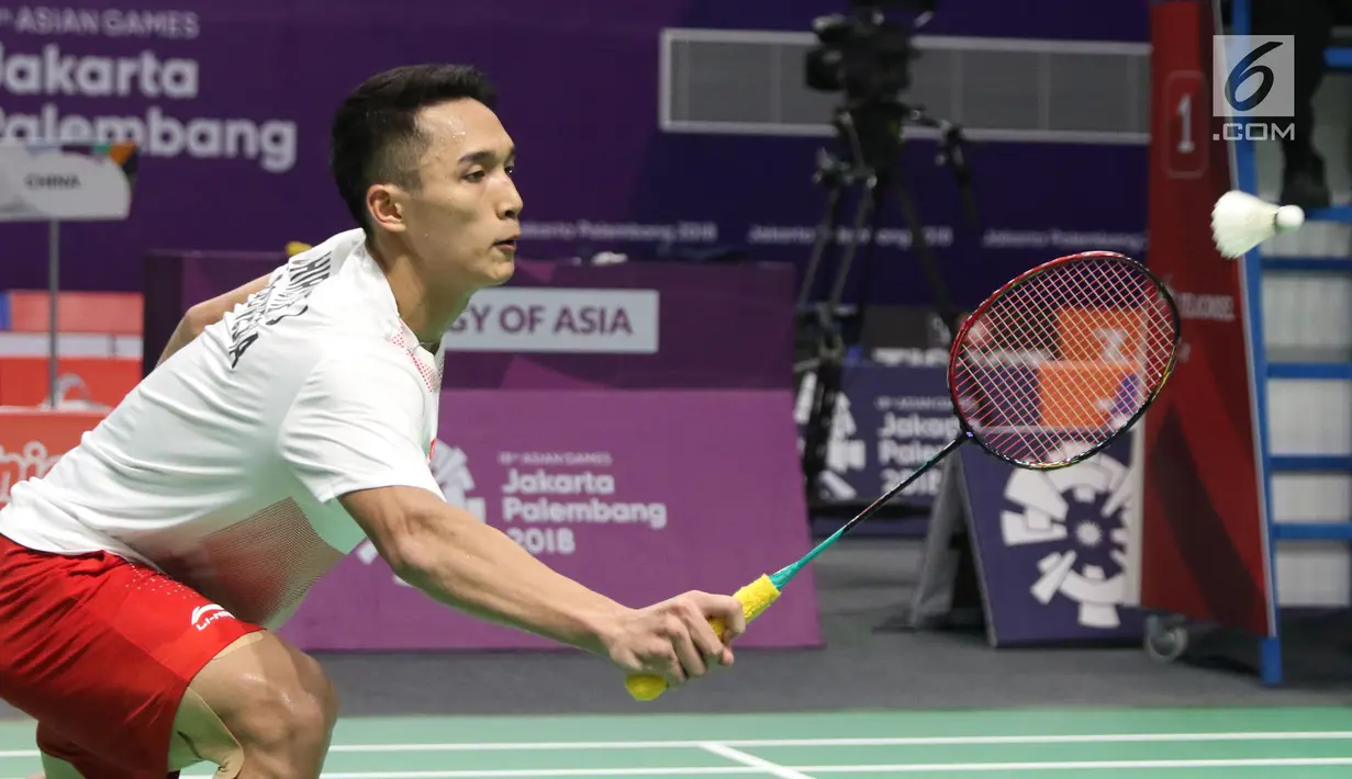 Tunggal putra Indonesia, Jonatan Christie berusaha mengembalikan kok ke arah pemain China, Chen Long pada final Beregu Putra Asian Games 2018 di Istora Kompleks GBK, Jakarta, Rabu (22/8). Indonesia kalah 1-3. (Liputan6.com/Helmi Fithriansyah)