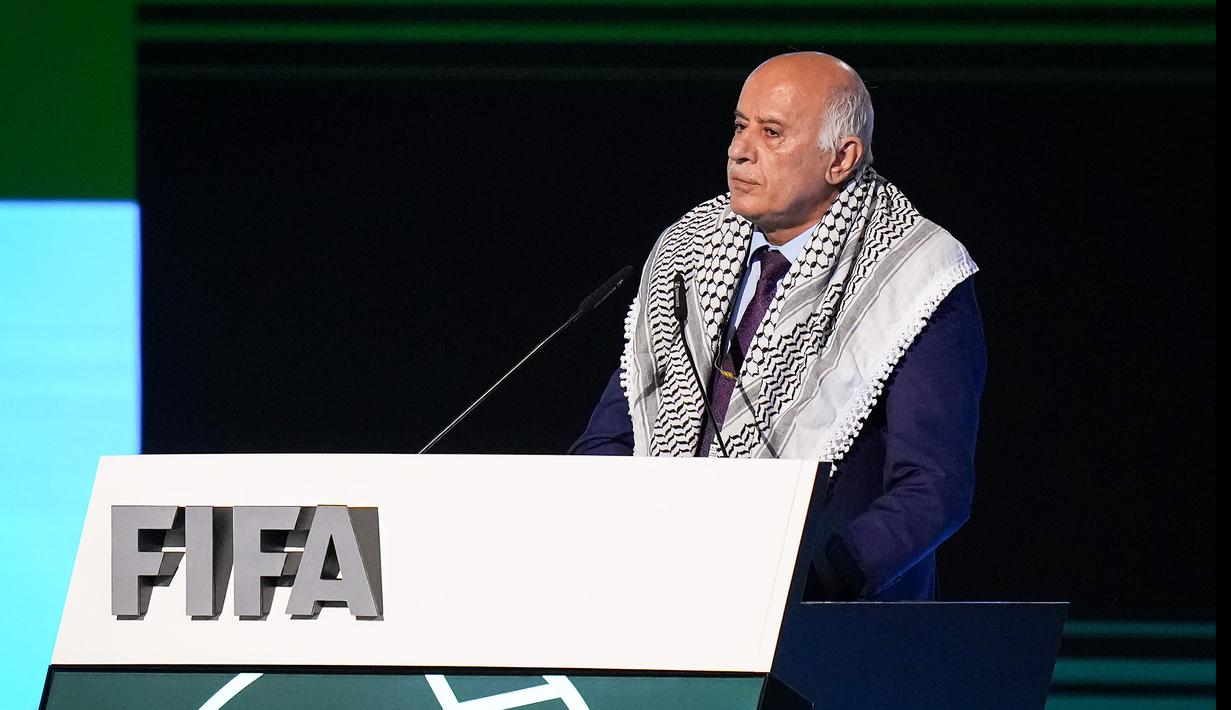 Rajoub menjelaskan alasannya menolak berjabat tangan. Ia berkata bahwa, "bisakah saya berjabat tangan dengan seseorang yang mewakili pemerintah fasis dan rasis, serta membela kebijakan pemerintah tersebut? Saya rasa dia bukan mitra yang layak bagi saya." (AP Photo/The Canadian Press/Darryl Dyck)