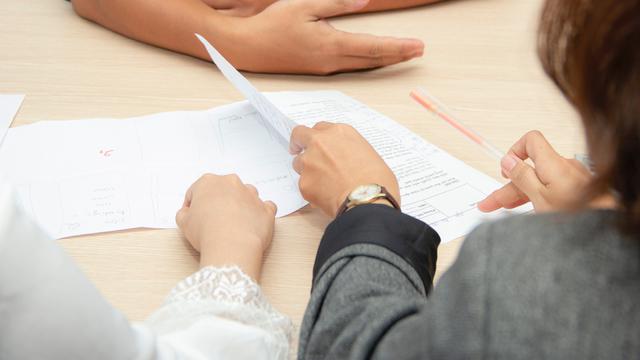 Ilustrasi mengurus sertifikat