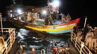 Badan Keamanan Laut (Bakamla) RI kembali menangkap Kapal Ikan Asing (KIA) asal Vietnam karena dicurigai melakukan penangkapan ikan ilegal (illegal fishing)  di perairan Natuna Utara, Kepulauan Riau, Sabtu (12/12/2020). (Dok Bakamla RI)
