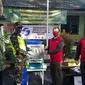 Area Manager PGE Area Karaha Roy Bandoro Swandaru tengah menyerahkan sejumlah fasilitas kesehatan kepada Komandan Rayon Militer (Danramil) 1204/Ciawi Mayor Inf Deni Zenal Muttaqin, dalam upaya memutus penyebaran Covid-19. (Liputan6.com/Jayadi Supriadin)