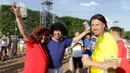Sejumlah suporter bergaya menjadi bintang sepak bola dunia saat berada di fan zone kota Paris, Minggu (26/6/2016). (Bola.com/Vitalis Yogi Trisna)