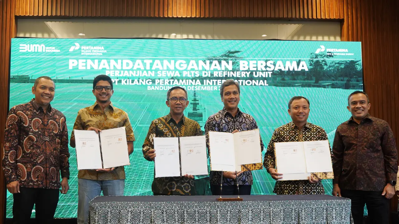 Pertamina New & Renewable Energy (Pertamina NRE) dan PT Kilang Pertamina Internasional (KPI)  memenandatangani kerja sama pemanfaatan PLTS di kilang seluruh Indonesia. (Dok Pertamina)
