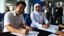 Gubernur dan Wakil Gubernur Jawa Timur terpilih pada Pemilihan Kepala Daerah (Pilkada) Serentak 2024, Khofifah Indar Parawansa (kedua kiri) bersama Emil Elestianto Dardak saat melakukan registrasi pelantikan dan pemeriksaan kesehatan di Kantor Kementerian Dalam Negeri (Kemendagri), Jakarta, Minggu (16/2/2025). (Liputan6.com/Angga Yuniar)