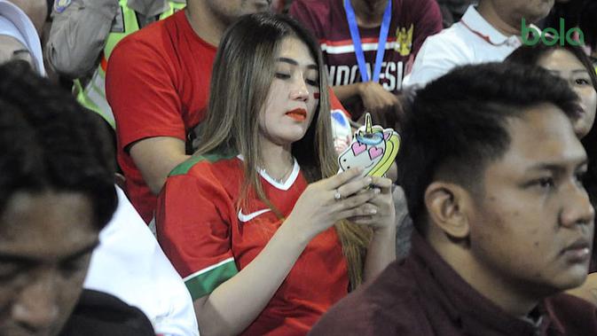 Penyanyi Via Vallen menyaksikan laga Vietnam vs Indonesia di matchday ketiga Piala AFF U-16 2018 di Stadion Gelora Delta, Sidoarjo, Kamis (2/8/2018). (Bola.com/Aditya Wany)