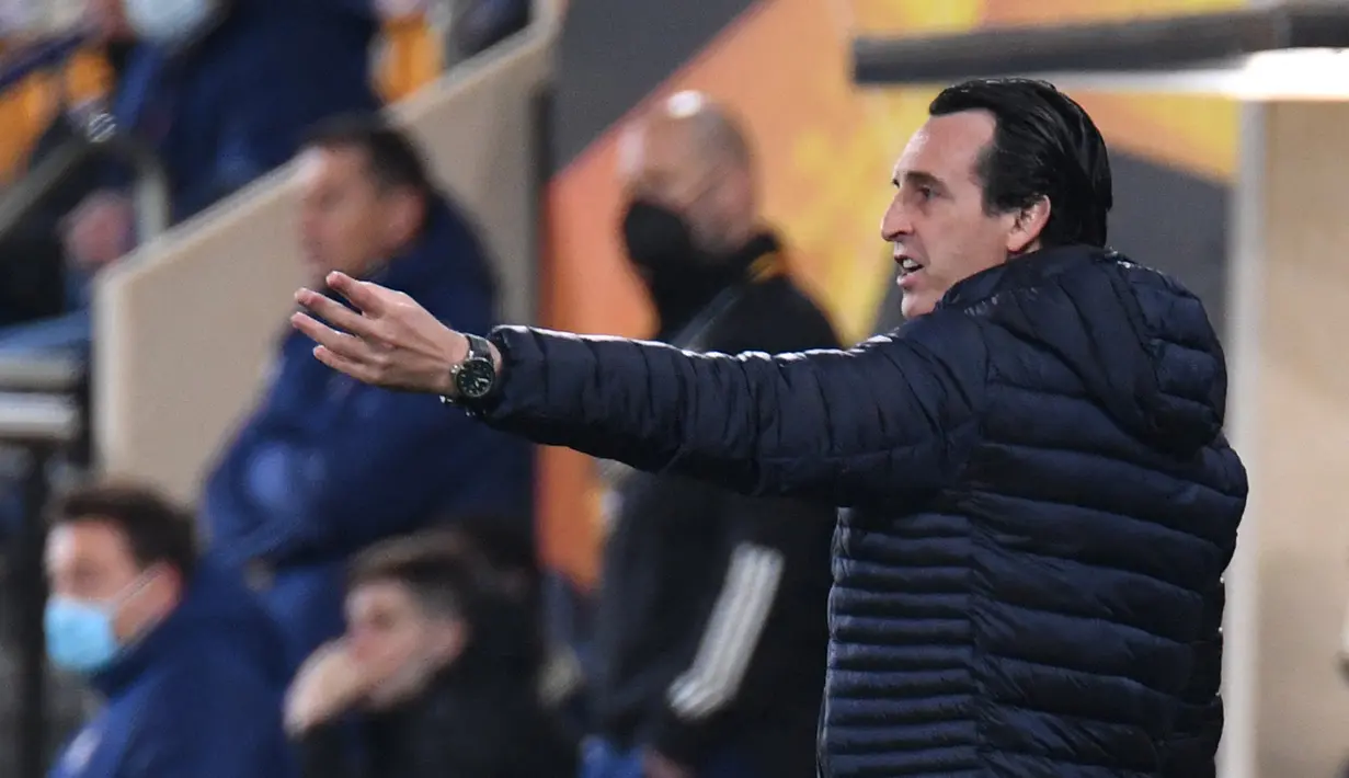 Manajer tim Villarreal, Unai Emery memberi instruksi kepada para pemainnya saat menghadapi Dinamo Zagreb dalam laga leg kedua perempatfinal Liga Europa 2020/2021 di La Ceramica Stadium, Villarreal, Kamis (15/4/2021). Villarreal menang 2-1 atas Dinamo Zagreb. (AFP/Jose Jordan)
