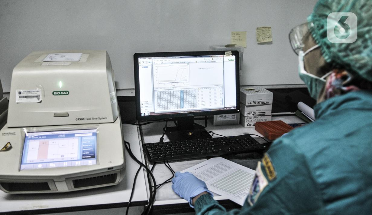 Tim medis mendata sampel sebelum diuji di laboratorium pemeriksaan Covid-19 di Labkesda DKI Jakarta, Selasa (4/8/2020). Labkesda DKI yang berjejaring dengan 47 lab se-Jakarta dalam sehari tercatat mampu menguji hampir 10.000 spesimen Covid-19 dengan metode PCR. (merdeka.com/Iqbal Nugroho)